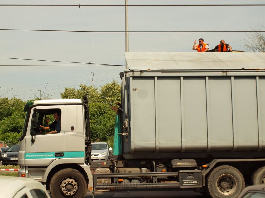 LKW riss Oberleitung ab Koeln Deutz Am Schnellert Siegburgerstr P118.JPG